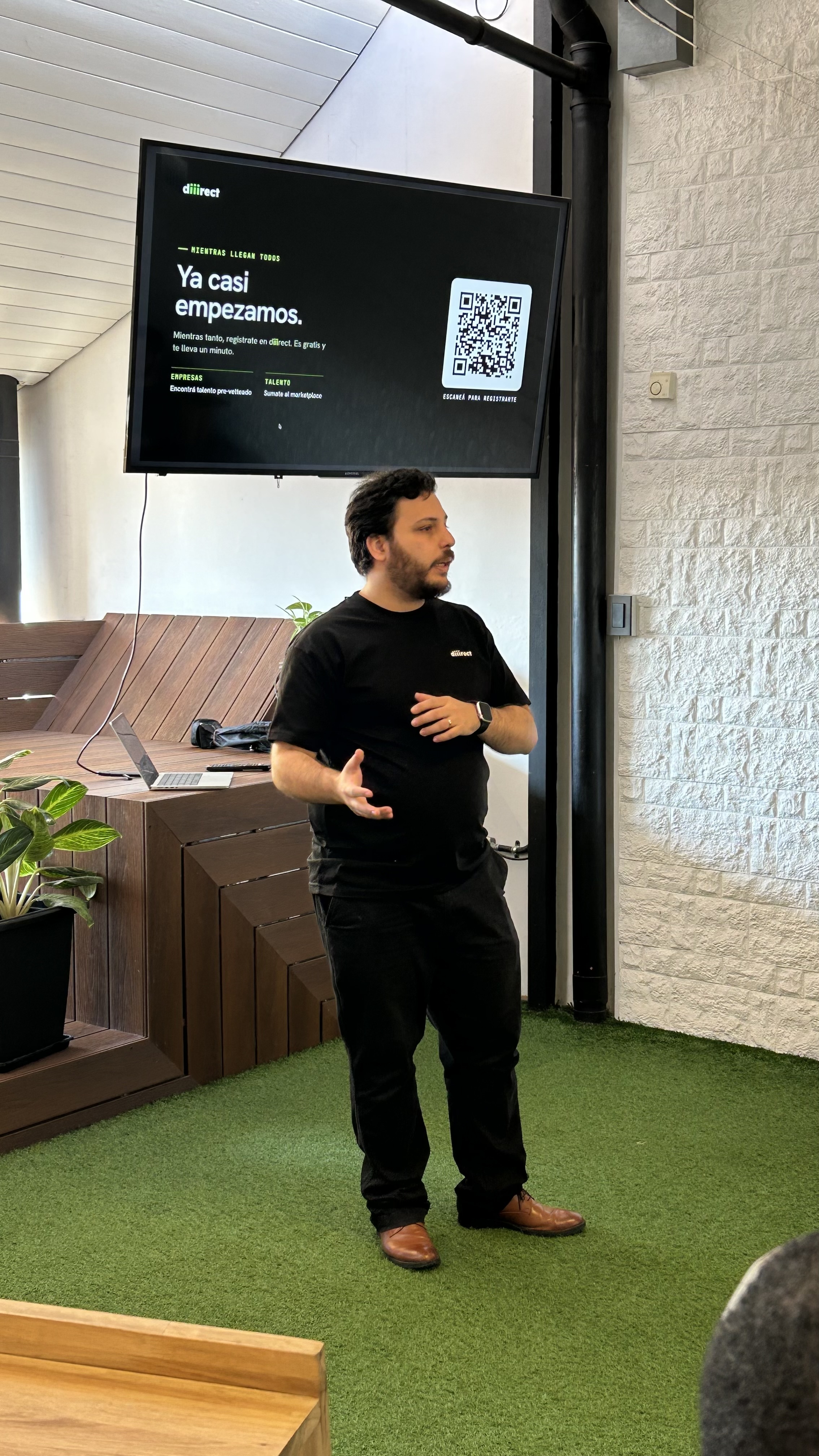 Ary Frischman presenting